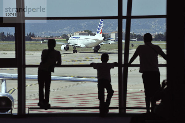 Gegenlicht  Städtisches Motiv  Städtische Motive  Straßenszene  Straßenszene  Frankreich  sehen  Gemeinschaft  Flughafen  Asphalt  Passagier  Himmel  schießen  Provence - Alpes-Cote d Azur  Airbus  Marseille