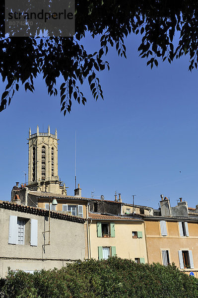 Straße Großstadt Turm Kathedrale Heiligtum Menschen im Hintergrund Hintergrundperson Hintergrundpersonen Provence - Alpes-Cote d Azur Glocke