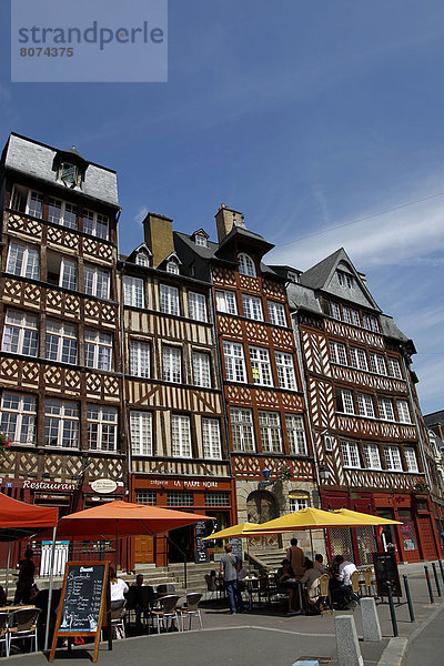 Gebäude  Cafe  Quadrat  Quadrate  quadratisch  quadratisches  quadratischer  Veranda  Innenstadt  Hälfte  Platz  Rennes