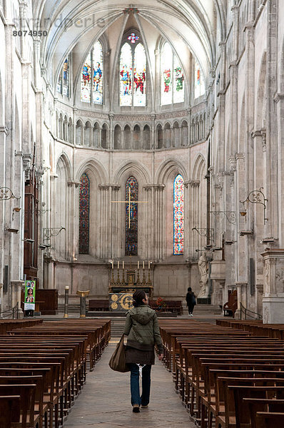 Frau  gehen  Kathedrale  innerhalb  jung  vorwärts  Mittelpunkt  Gotik  Kirchenschiff