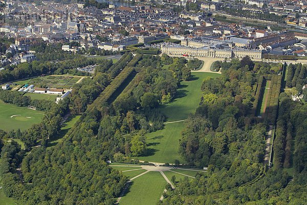 Palast  Schloß  Schlösser  Gebäude  Großstadt  Hintergrund  Monarchie  Garten  Ansicht  Luftbild  60  Fernsehantenne  Residenz