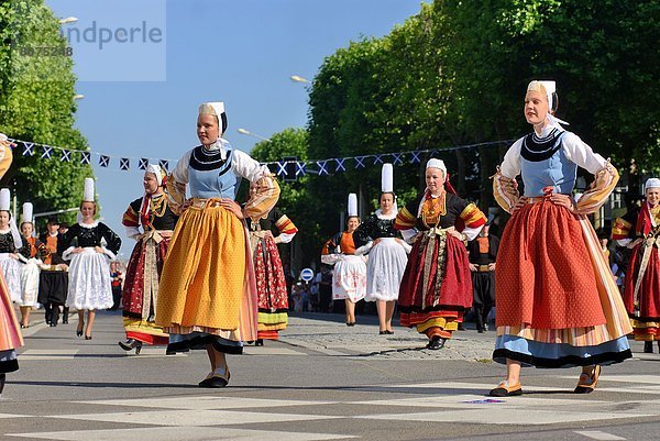 Farbaufnahme  Farbe  Tradition  tanzen  Tänzer  Ehrfurcht  Kreis  Festival  Kostüm - Faschingskostüm  Teilnahme  keltisch  Parade