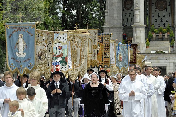 Denkmal  Mensch  Einzelperson  eine Person  Menschen  Tradition  halten  Reklameschild  1  katholisch  Kostüm - Faschingskostüm  Bretagne  Wallfahrt  Prozession
