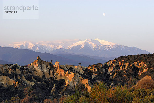 Felsbrocken  Baustelle  Berggipfel  Gipfel  Spitze  Spitzen  Sonnenuntergang  Schneedecke  Zeit  Mond  Erosion  sprechen  Hoodoo  Bergmassiv