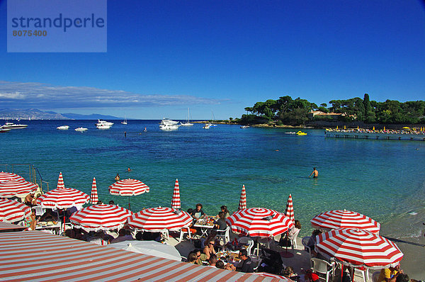 liegend liegen liegt liegendes liegender liegende daliegen Boot Cafe Restaurant Anker Schatten Terrasse Streifen