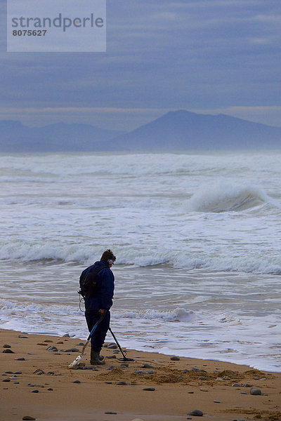 Mann  Gegenstand  Strand  Kopfhörer  Sand  Entdeckung  unterhalb  begraben  Biarritz  Metall