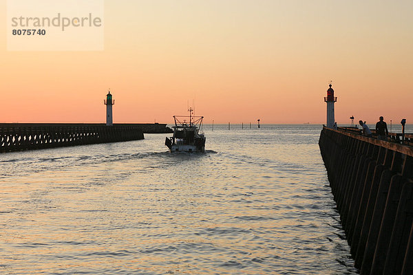 Hafen Sonnenuntergang Küste Boot Kai Urlaub angeln vorwärts Zimmer sprechen verlassen