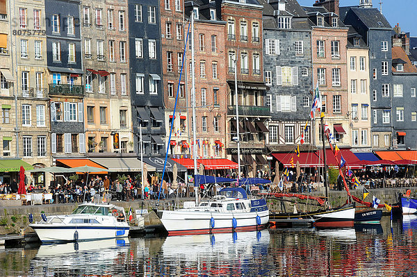 Hafen Gebäude Küste Boot Fassade Hausfassade Kai Zimmer sprechen nebeneinander neben Seite an Seite Honfleur alt Schieferplatte