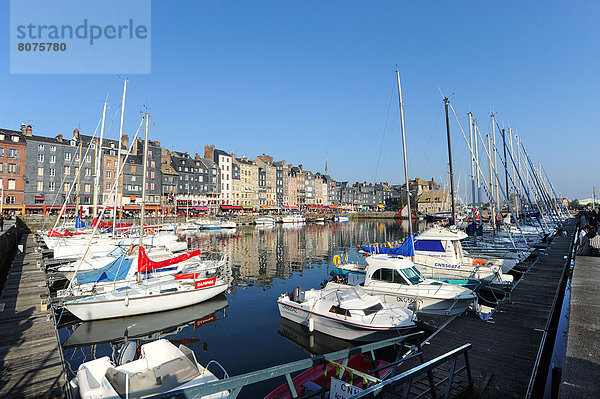 Hafen Gebäude Küste Boot Fassade Hausfassade Kai Zimmer sprechen nebeneinander neben Seite an Seite Honfleur alt Schieferplatte