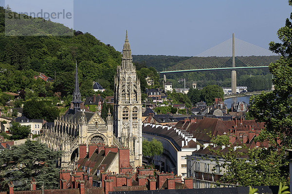 Dach  strecken  Tal  Stadt  Brücke  Fluss  Kirche  Ansicht  umgeben  Zimmer  Seine  Menschen im Hintergrund  Hintergrundperson  Hintergrundpersonen