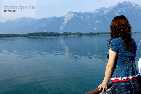 überqueren  ruhen  See  jung  Geländer  Dampfer  Menschlicher Ellbogen  Menschliche Ellbogen  Mädchen  Genf  Schweiz