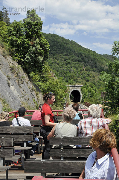 Führung  Anleitung führen  führt  führend  einsteigen  Reise  arbeiten  rennen  Tourist  Brücke  bezahlen  zahlen  Zimmer  sprechen  11  Zug