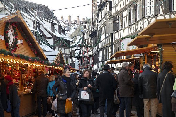 Einkaufszentrum  Mensch  Menschen  Fest  festlich  Straße  Großstadt  Menschenmenge  Dekoration  Ende  Straßburg  Jahr