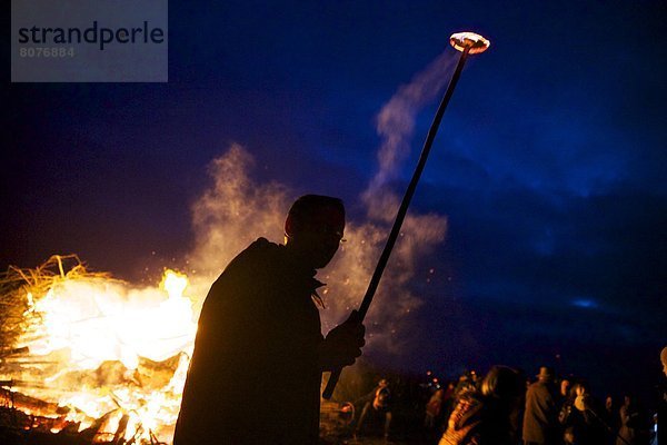 Kleine Menschengruppe Kleine Menschengruppen Winter werfen Fest festlich Tradition Nacht folgen Produktion Feuer Mittelpunkt Equinox alt