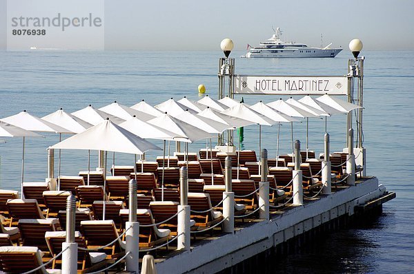 Frankreich Strand Regenschirm Schirm Küste Hotel Meer Yacht Liege Liegen Liegestuhl Cote d Azur Sonnenschirm Schirm Cannes Ponton