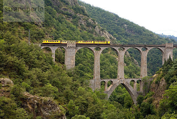 überqueren  gelb  strecken  Fluss  Verbindung  Zug  Viadukt