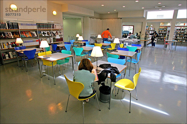 Frau  beschäftigt  Innenaufnahme  Bibliotheksgebäude  Arcachon  Tisch  Bucht  Multimedia  vorlesen