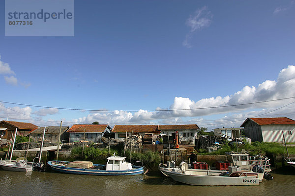 Hafen  Boot  Kai  nebeneinander  neben  Seite an Seite