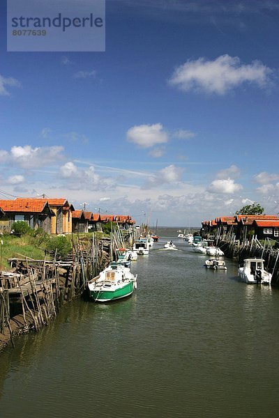 Kleine Menschengruppe Kleine Menschengruppen Hafen Frankreich Eingang Boot Arcachon Aquitanien Bucht Gironde