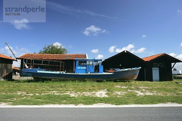 Frankreich Eingang Boot frontal blau Arcachon Aquitanien Bucht Gironde Straßenrand