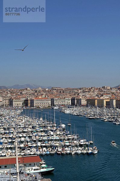 Bühne Theater Bühnen Hafen Motorjacht über Großstadt Turm vertäut Ansicht landen Marseille alt