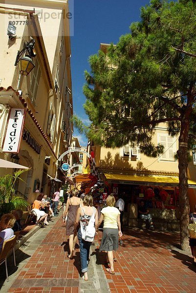 Gehhilfe  Baum  Straße  Stadt  beschäftigt  Veranda  Monaco  alt