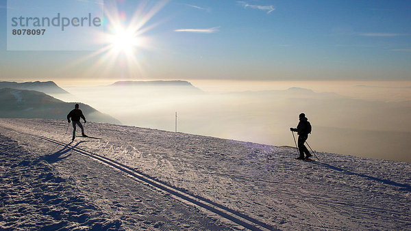 hoch  oben  überqueren  Berg  Skifahrer  Wolke  Beleuchtung  Licht  Hintergrund  wandern  Alpen  Mittelpunkt  Schneeschuh  Hochebene  Kreuz
