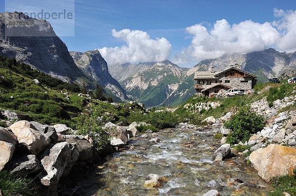 Feuerwehr nahe Hütte Berg Überschwemmung flussaufwärts Savoie