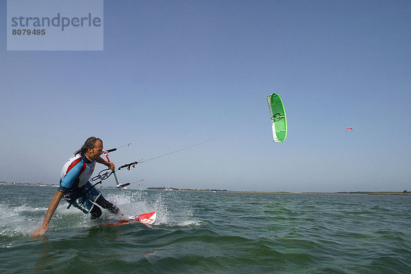 Bodenhöhe blauer Himmel wolkenloser Himmel wolkenlos benutzen Wasser Kitesurfer Sport Fotografie nehmen fahren unterhalb Illustration Meer Windenergie Wassersport binden