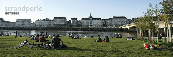 Faxgerät  Entspannung  gehen  Gebäude  Großstadt  Fluss  Insel  gute Nachricht  gute Nachrichten  herzförmig  Herz  Nantes  Loire  Tourismus