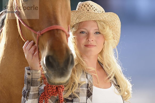 Junge Frau neben einem Pferd  Portrait