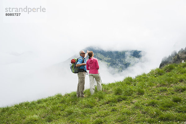Paar beim Wandern  Neunerköpfle  Allgäuer Alpen  Tannheimer Tal  Tirol  Österreich  Europa