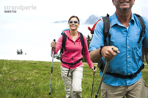 Paar beim Wandern  Neunerköpfle  Allgäuer Alpen  Tannheimer Tal  Tirol  Österreich  Europa