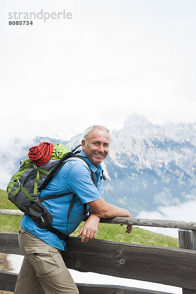 Wanderer auf der Gundhütte  Neunerköpfle  Allgäuer Alpen  Tannheimer Tal  Tirol  Österreich  Europa