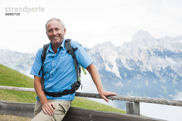 Wanderer auf der Gundhütte  Neunerköpfle  Allgäuer Alpen  Tannheimer Tal  Tirol  Österreich  Europa