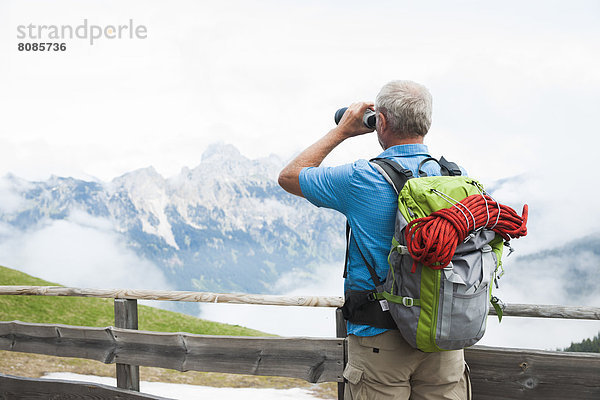 Wanderer mit Fernglas  Neunerköpfle  Allgäuer Alpen  Tannheimer Tal  Tirol  Österreich  Europa