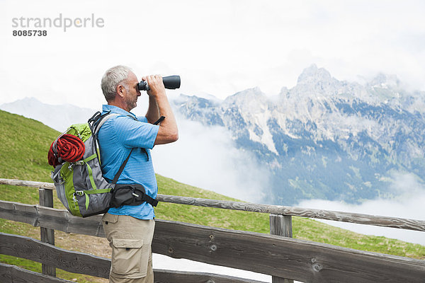 Wanderer mit Fernglas  Neunerköpfle  Allgäuer Alpen  Tannheimer Tal  Tirol  Österreich  Europa