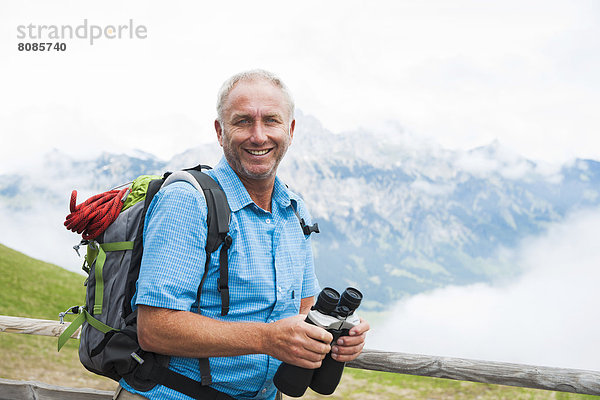 Wanderer mit Fernglas  Neunerköpfle  Allgäuer Alpen  Tannheimer Tal  Tirol  Österreich  Europa