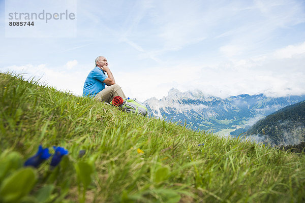 Wanderer sitzt auf einer Wiese  Neunerköpfle  Allgäuer Alpen  Tannheimer Tal  Tirol  Österreich  Europa