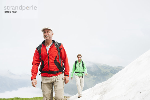 Paar beim Wandern  Neunerköpfle  Allgäuer Alpen  Tannheimer Tal  Tirol  Österreich  Europa