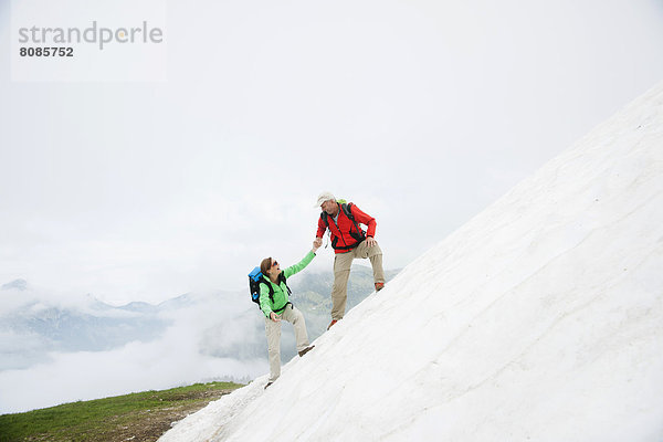 Paar beim Wandern  Neunerköpfle  Allgäuer Alpen  Tannheimer Tal  Tirol  Österreich  Europa