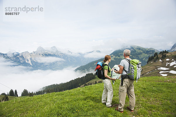 Paar beim Wandern  Neunerköpfle  Allgäuer Alpen  Tannheimer Tal  Tirol  Österreich  Europa