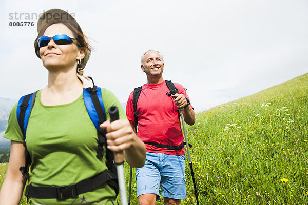 Paar beim Wandern  Neunerköpfle  Allgäuer Alpen  Tannheimer Tal  Tirol  Österreich  Europa