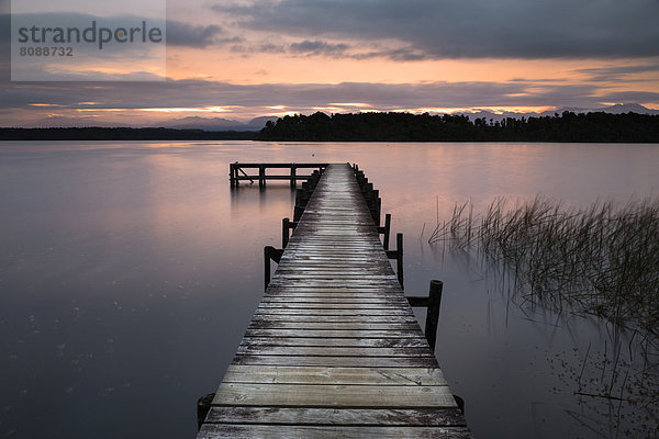 Steg am Lake Mahinapua zu Sonnenaufgang