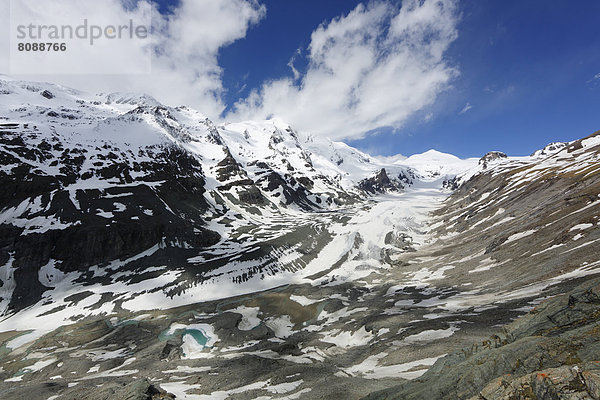 Blick von Kaiser-Franz-Josefs-Höhe über Pasterze-Gletscher mit Großglockner  links  und Johannisberg