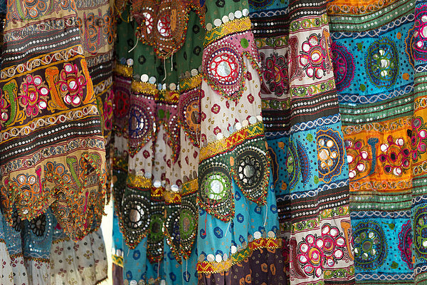 Röcke  bunt  mit eingearbeiteten Spiegelchen und verschiedenen Mustern  Detail