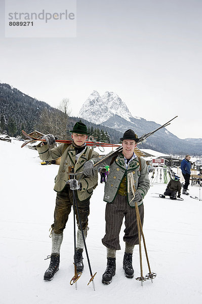 Skifahrer mit Ausrüstung aus den 30er Jahren  hinten die Alpspitze