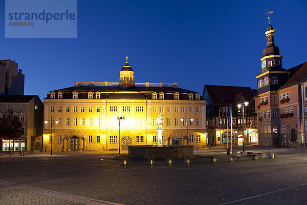 Beleuchtetes Eisenacher Stadtschloss und Eisenacher Rathaus am Marktplatz