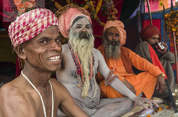 Shiva Sadhus  heilige Männer  im Zelt am Sangam  dem Zusammenfluss von Ganges  Yamuna und Saraswati  während der Kumbh Mela