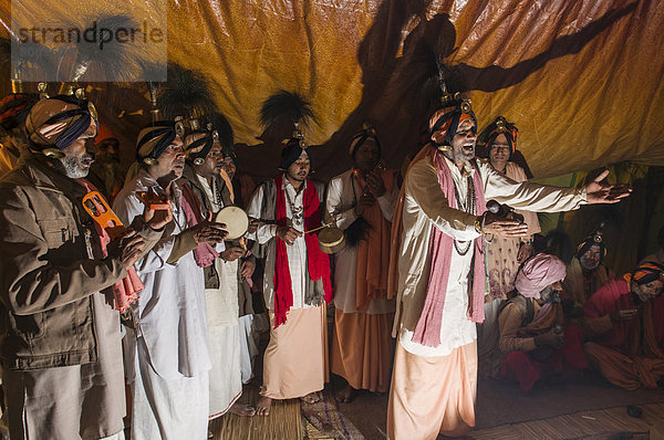 Gruppe von Jangam Sadhus  heilige Männer  die für andere Sadhus in einem Zelt singen  am Sangam  dem Zusammenfluss von Ganges  Yamuna und Saraswati  während der Kumbh Mela